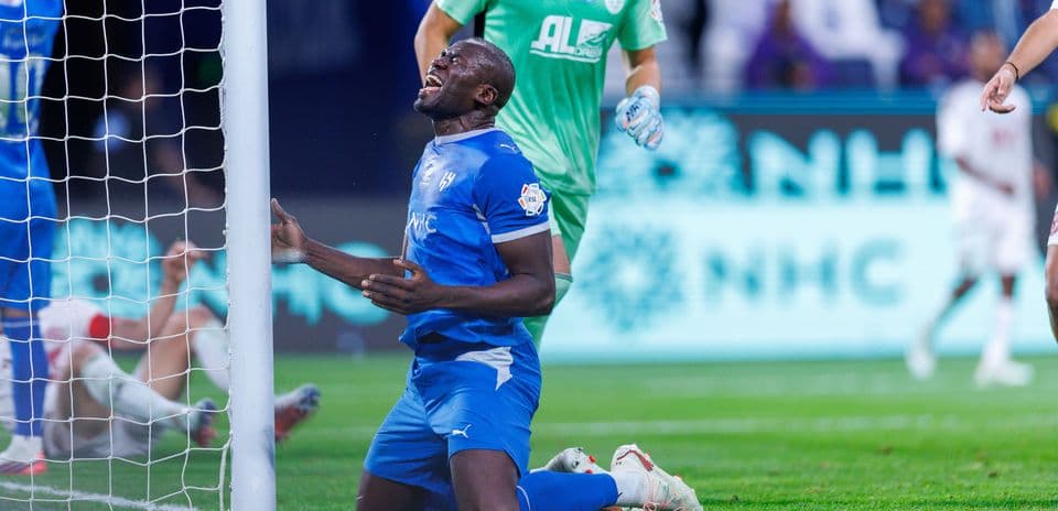 Jugador en el suelo tras fallar una oportunidad de gol