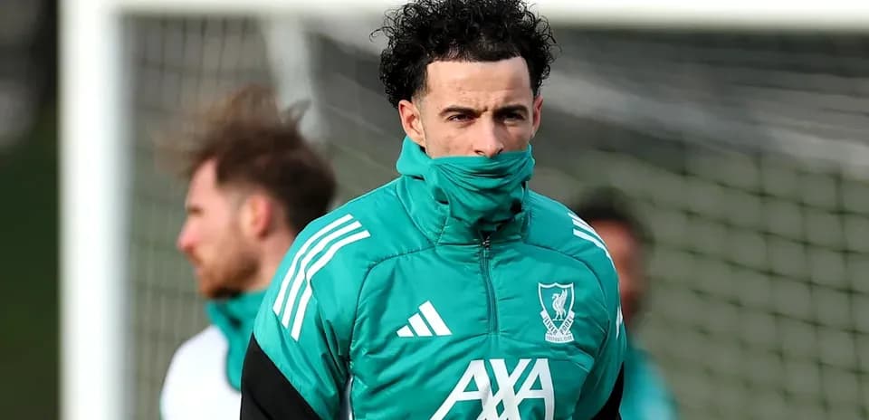 Jugador de Liverpool entrenando en campo de fútbol