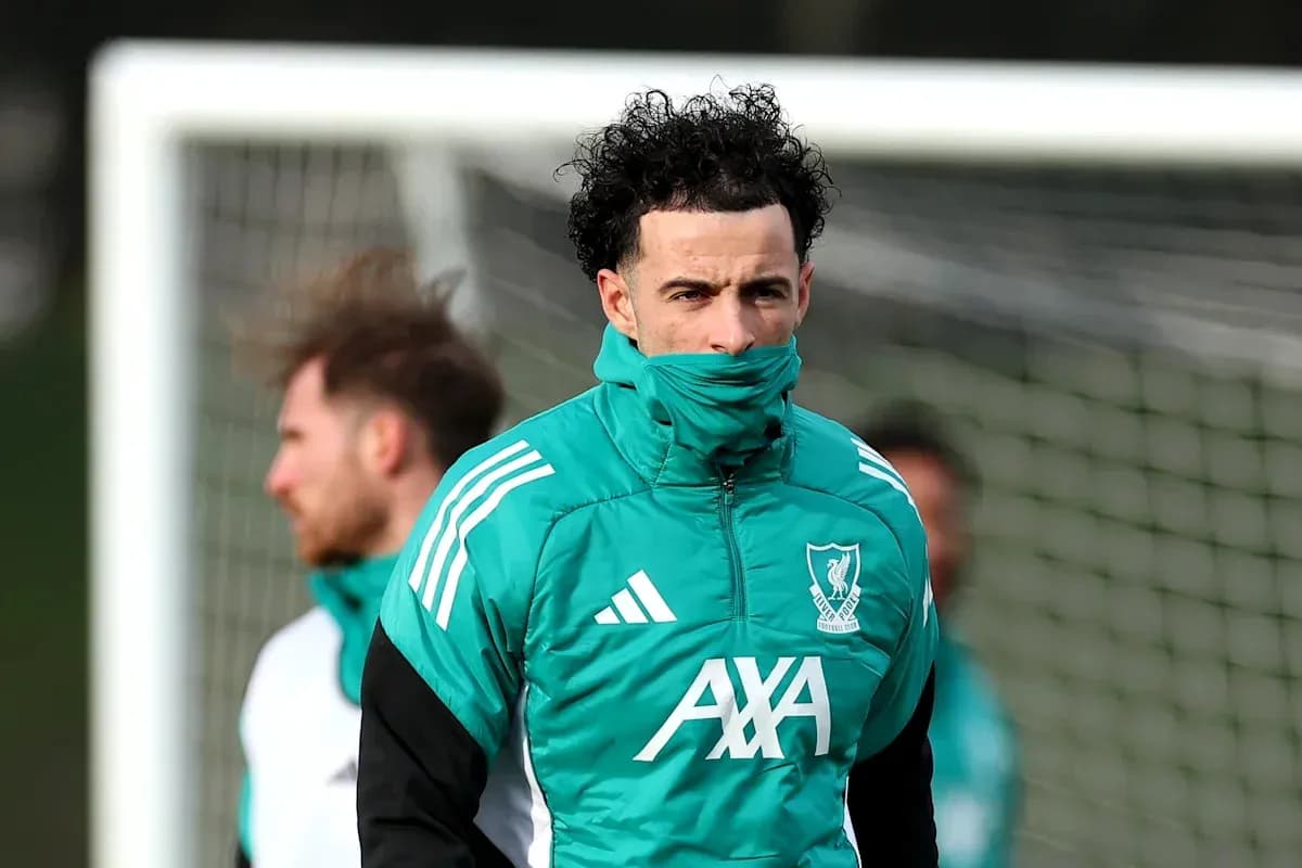 Jugador de Liverpool entrenando en campo de fútbol