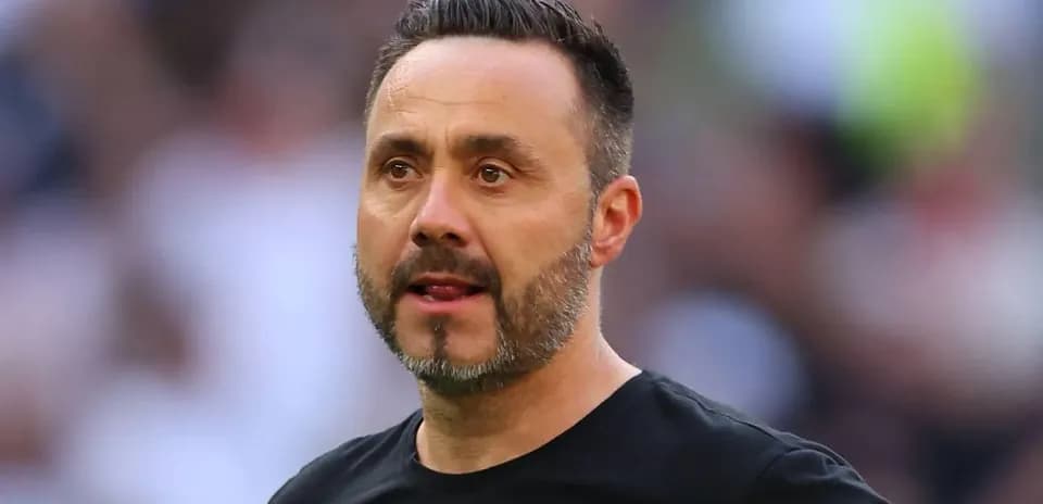 Entrenador observando el juego desde la línea de banda
