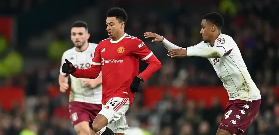 Jugador de Manchester United driblando a oponente de Aston Villa
