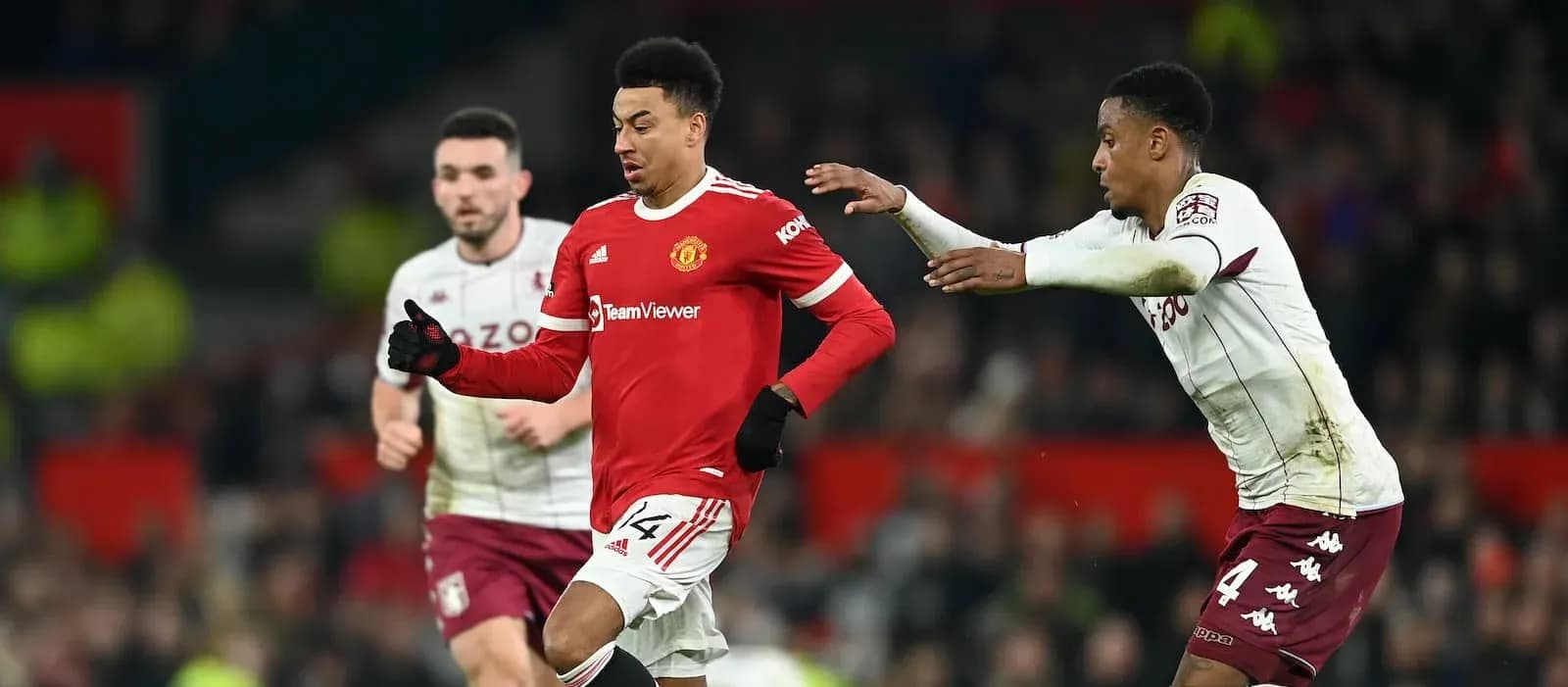 Jugador de Manchester United driblando a oponente de Aston Villa
