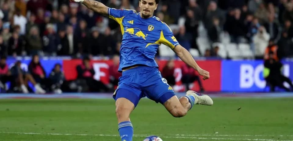 Jugador de Leeds United realizando un tiro en el partido