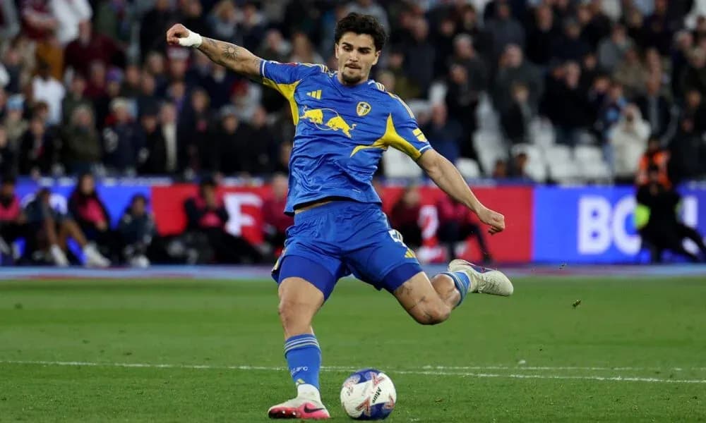 Jugador de Leeds United realizando un tiro en el partido