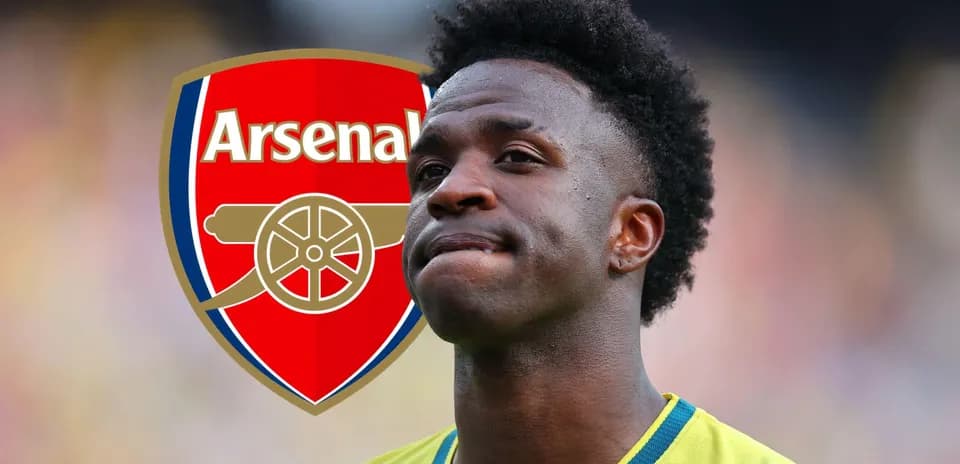 Jugador con camiseta amarilla y escudo del Arsenal