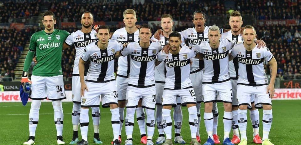 Jugadores del Parma posando para la foto de equipo