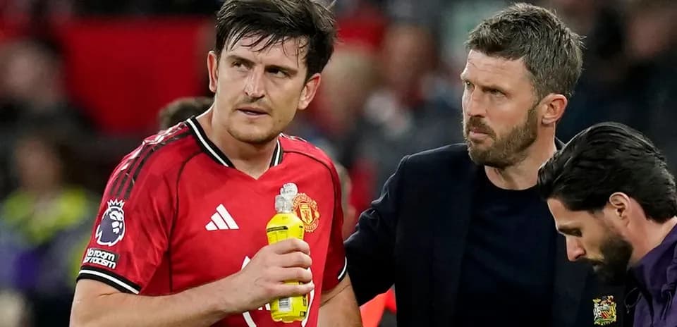Jugador de Manchester United siendo atendido por el personal técnico