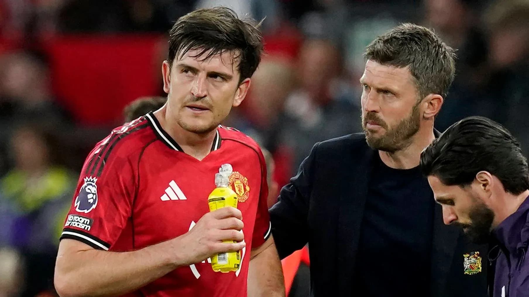 Jugador de Manchester United siendo atendido por el personal técnico