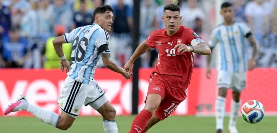 Jugadores de Argentina y Suiza compitiendo por el balón