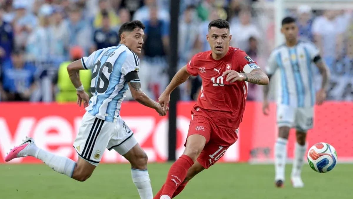 Jugadores de Argentina y Suiza compitiendo por el balón