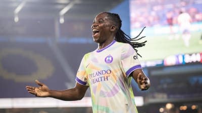 Jugador celebrando un gol en el estadio
