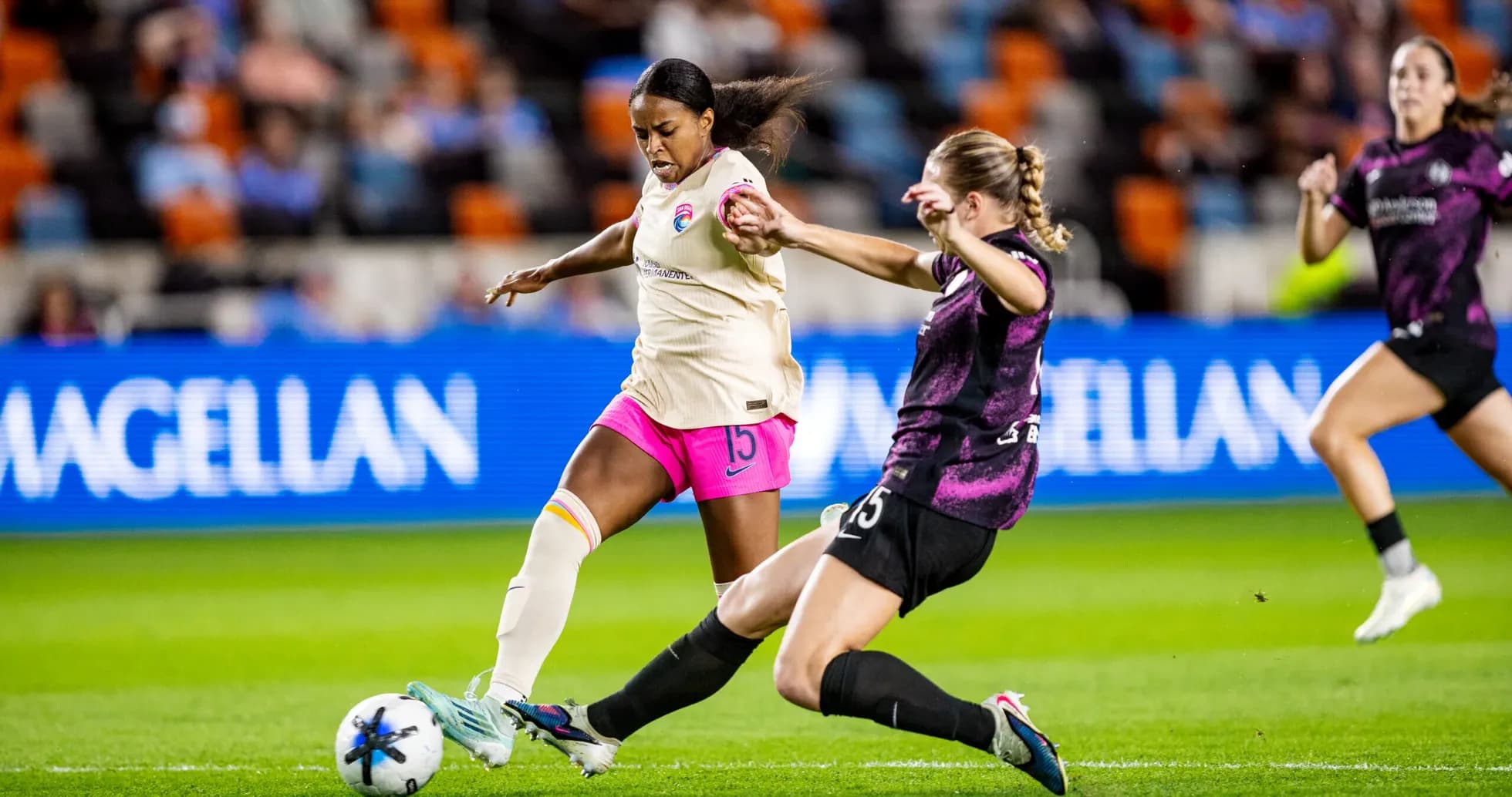 Jugadora del Houston Dash en acción contra San Diego Wave