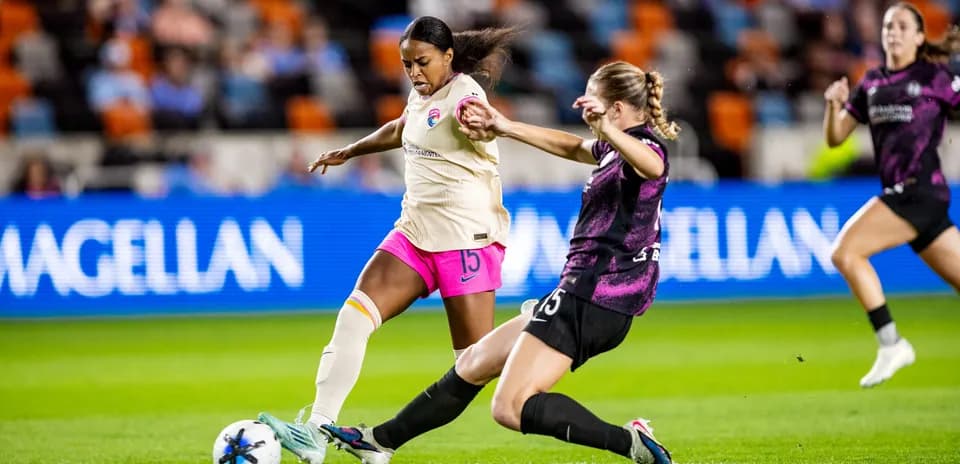 Jugadora del Houston Dash en acción contra San Diego Wave