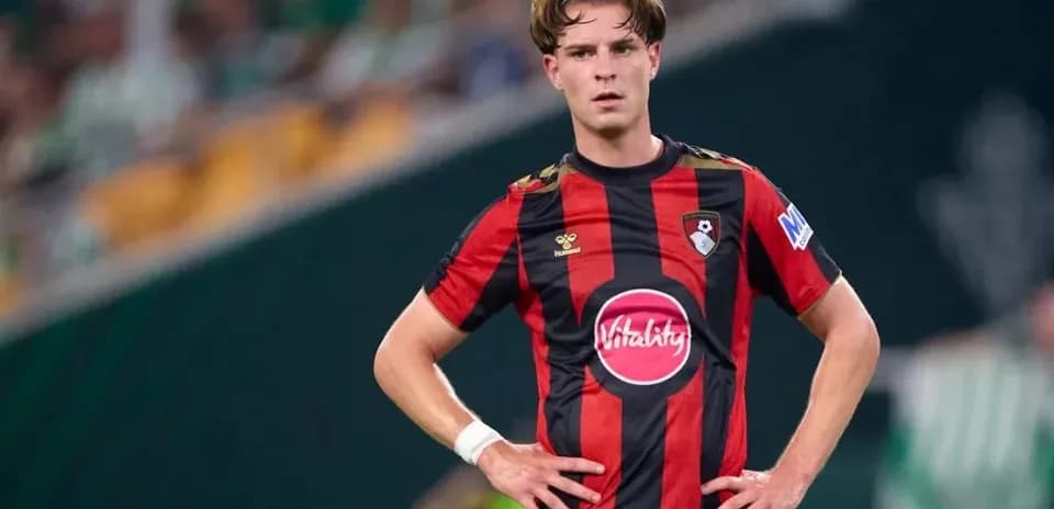 Jugador de Bournemouth en el campo durante partido