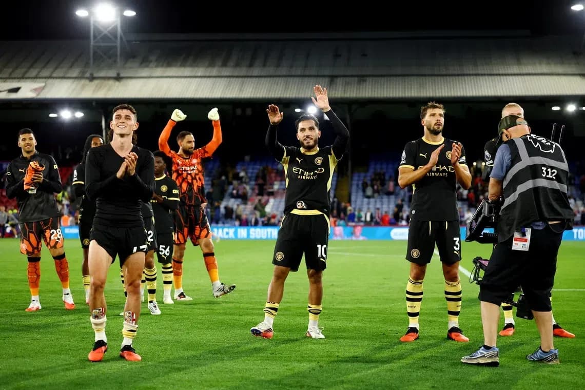 Jugadores de Manchester City aplaudiendo tras el partido