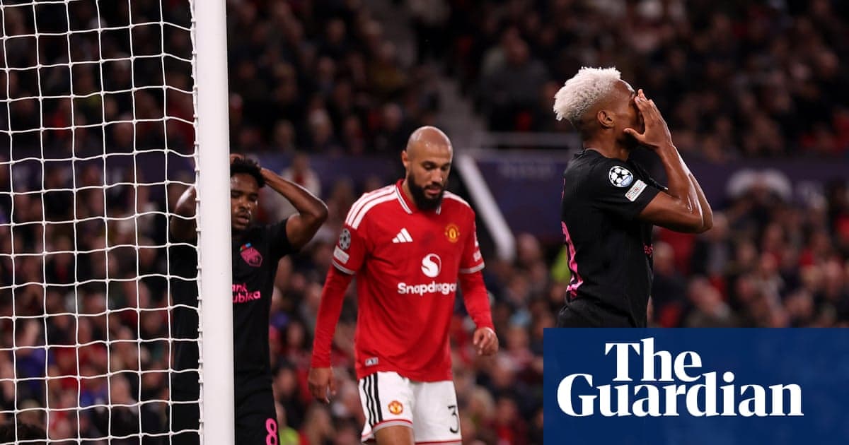 Jugador lamentándose tras fallo frente a la portería