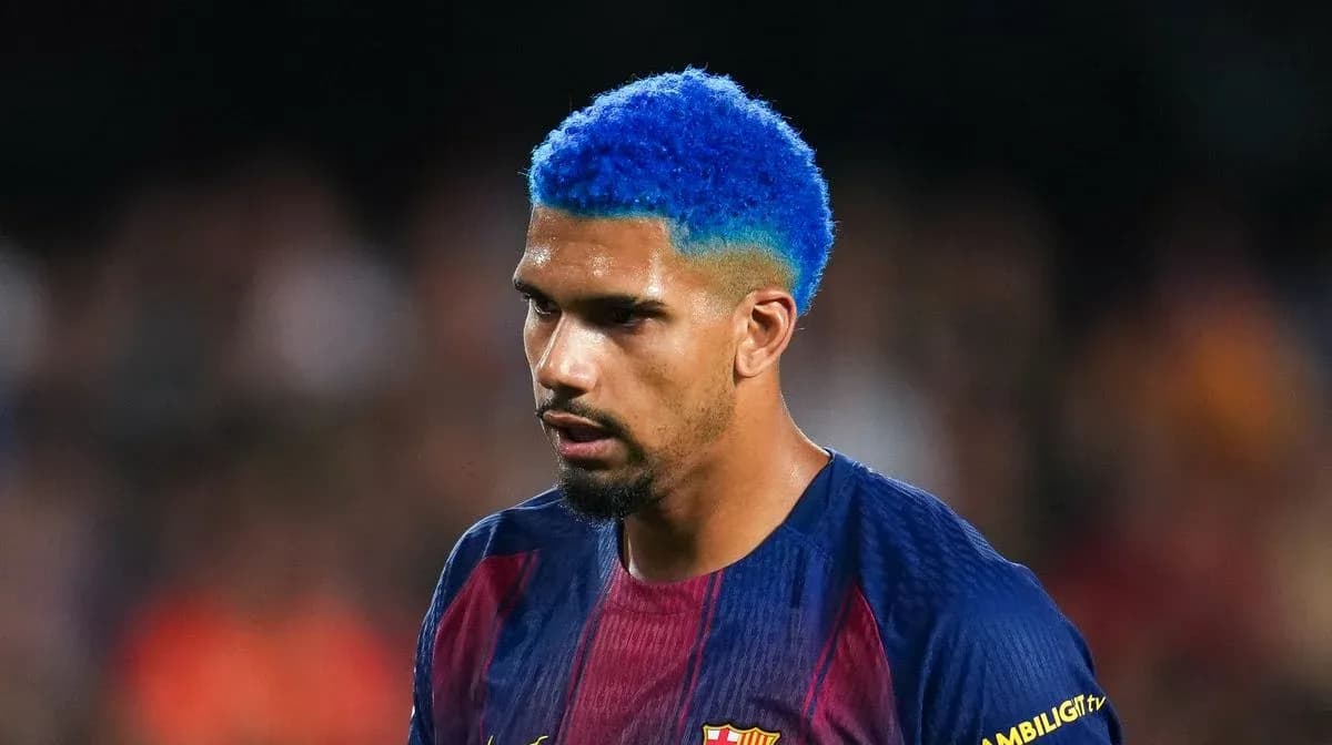 Jugador de fútbol con cabello azul en el campo