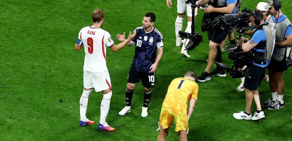Harry Kane y Lionel Messi durante el partido