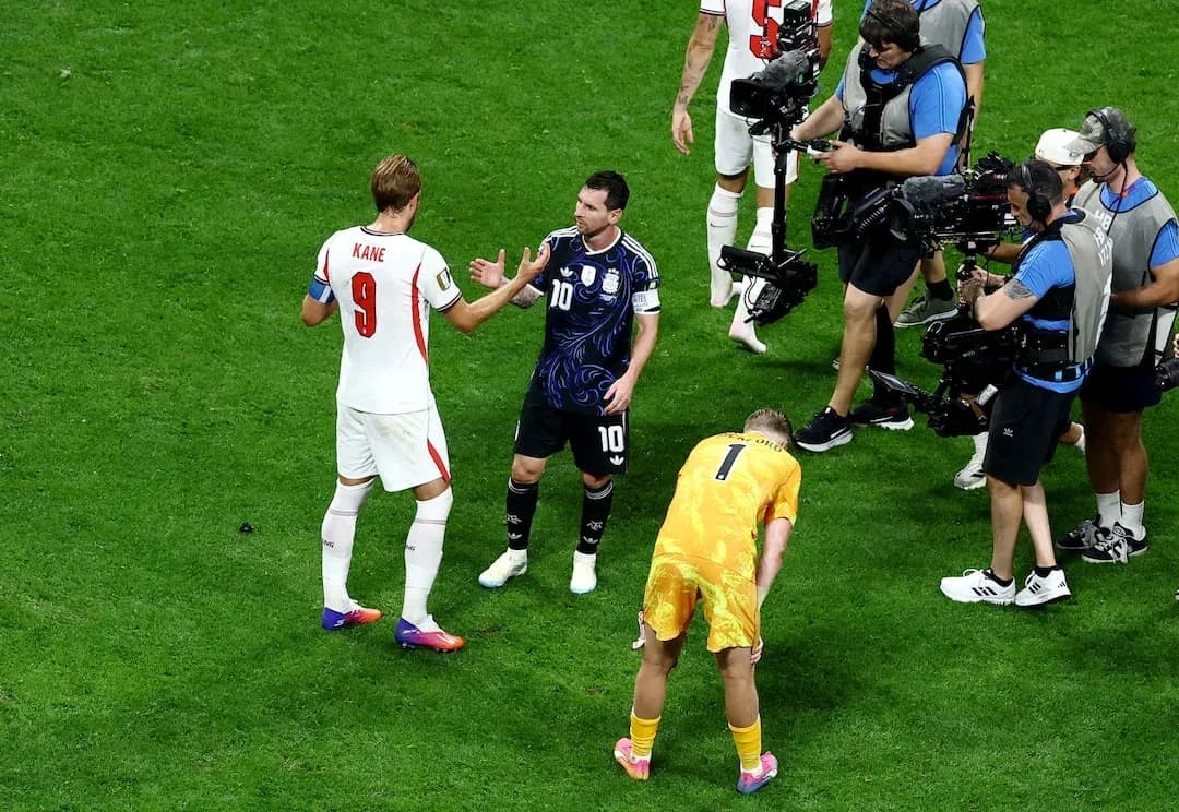 Harry Kane y Lionel Messi durante el partido