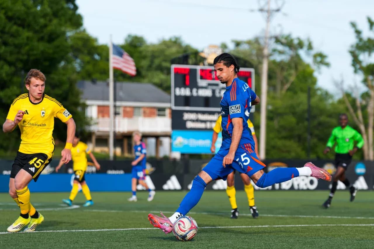 Jugador de FC Cincinnati II en acción