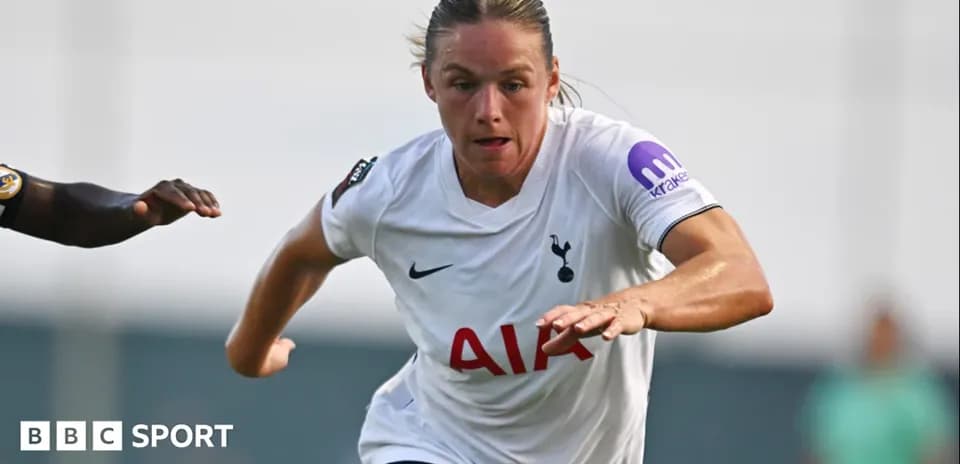 Jugadora del Tottenham corriendo con balón en partido