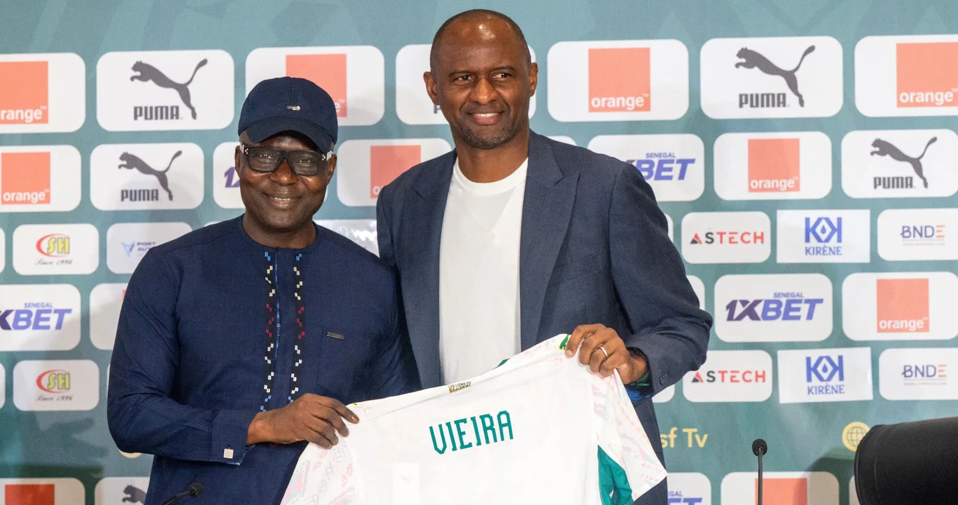Presentación de Vieira con camiseta en conferencia de prensa