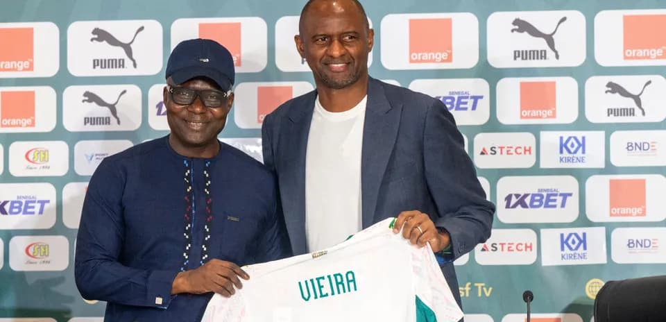 Presentación de Vieira con camiseta en conferencia de prensa