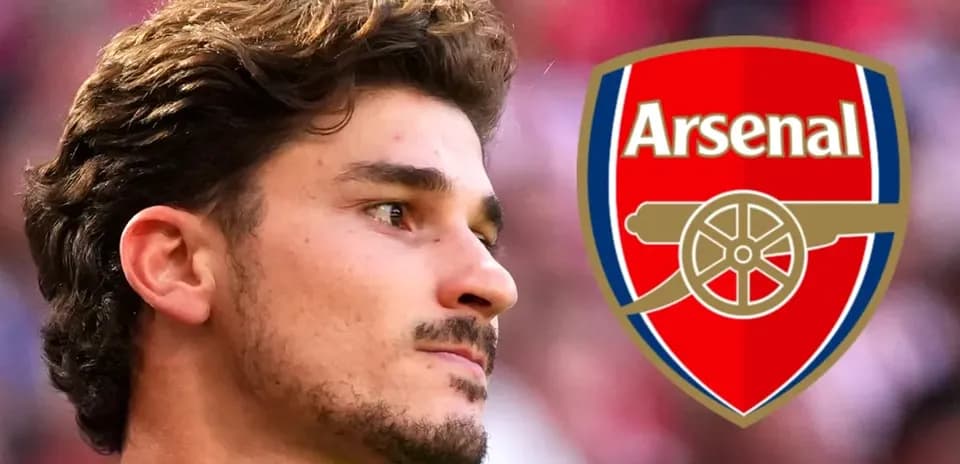 Jugador de Arsenal con fondo difuminado y escudo