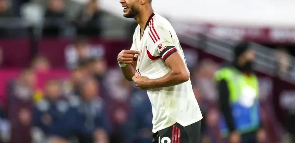 Jugador de fútbol en acción durante un partido