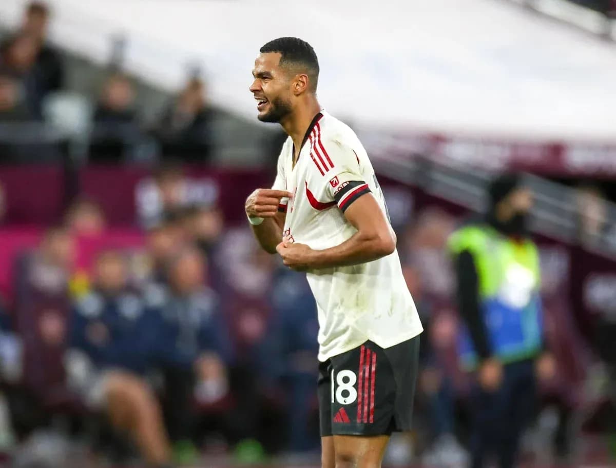 Jugador de fútbol en acción durante un partido