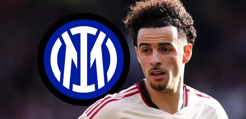 Jugador de fútbol con logo del Inter de fondo