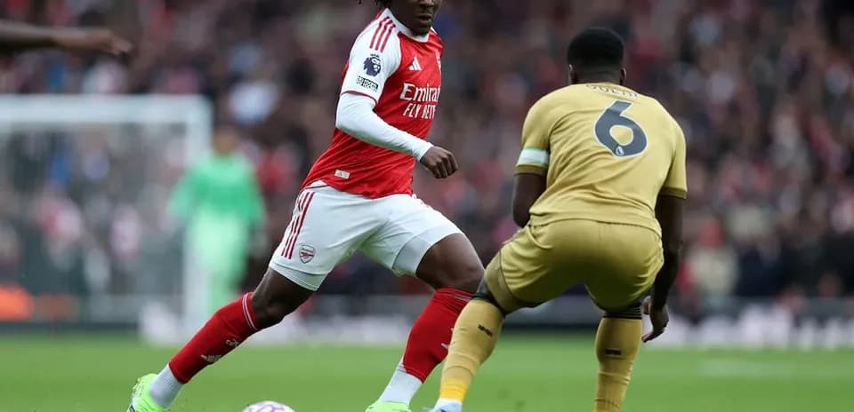Jugador de Arsenal driblando a oponente