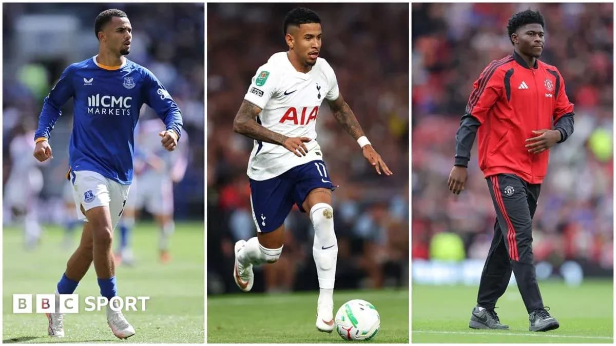 Tres jugadores de fútbol en diferentes uniformes