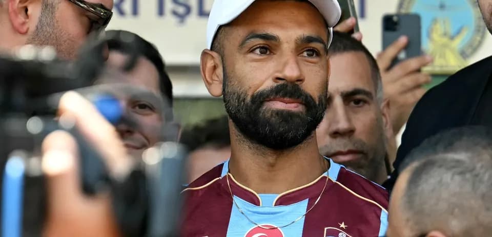 Jugador en conferencia de prensa con camiseta de Trabzonspor