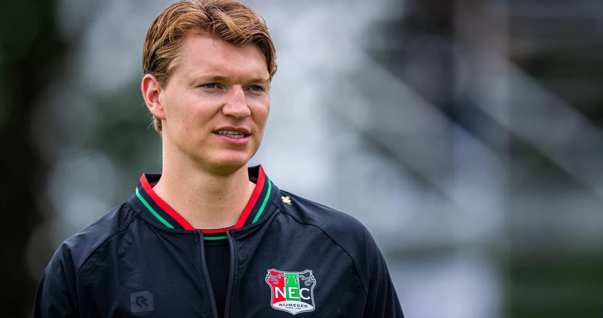 Jugador de NEC Nijmegen durante entrenamiento al aire libre