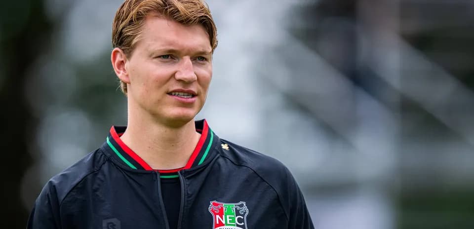 Jugador de NEC Nijmegen durante entrenamiento al aire libre