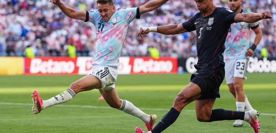 Jugador de Estados Unidos golpeando el balón