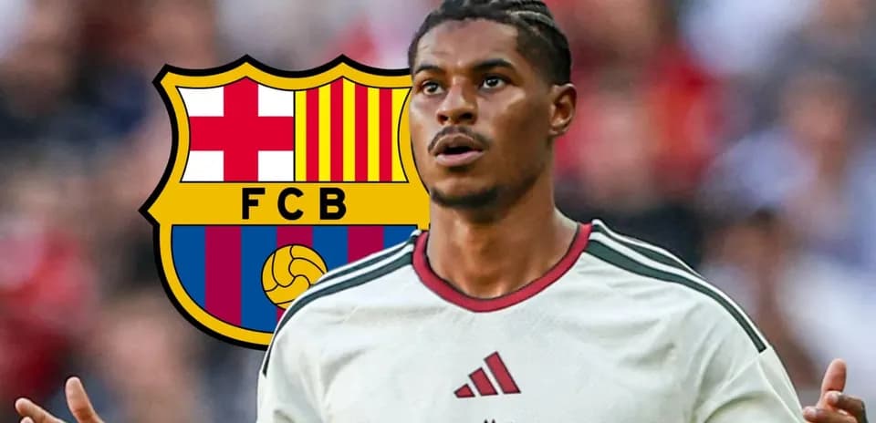 Jugador de fútbol con logo del FC Barcelona de fondo