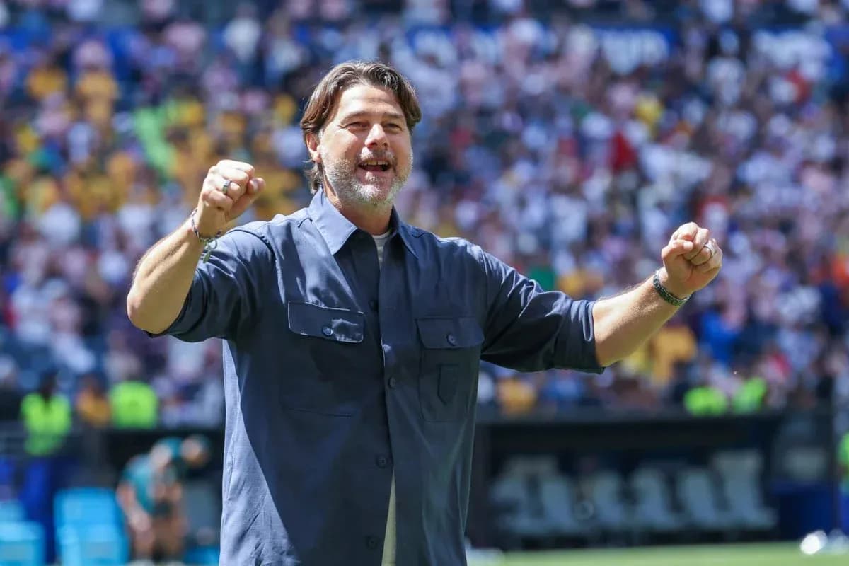 Entrenador celebrando en el campo durante el partido