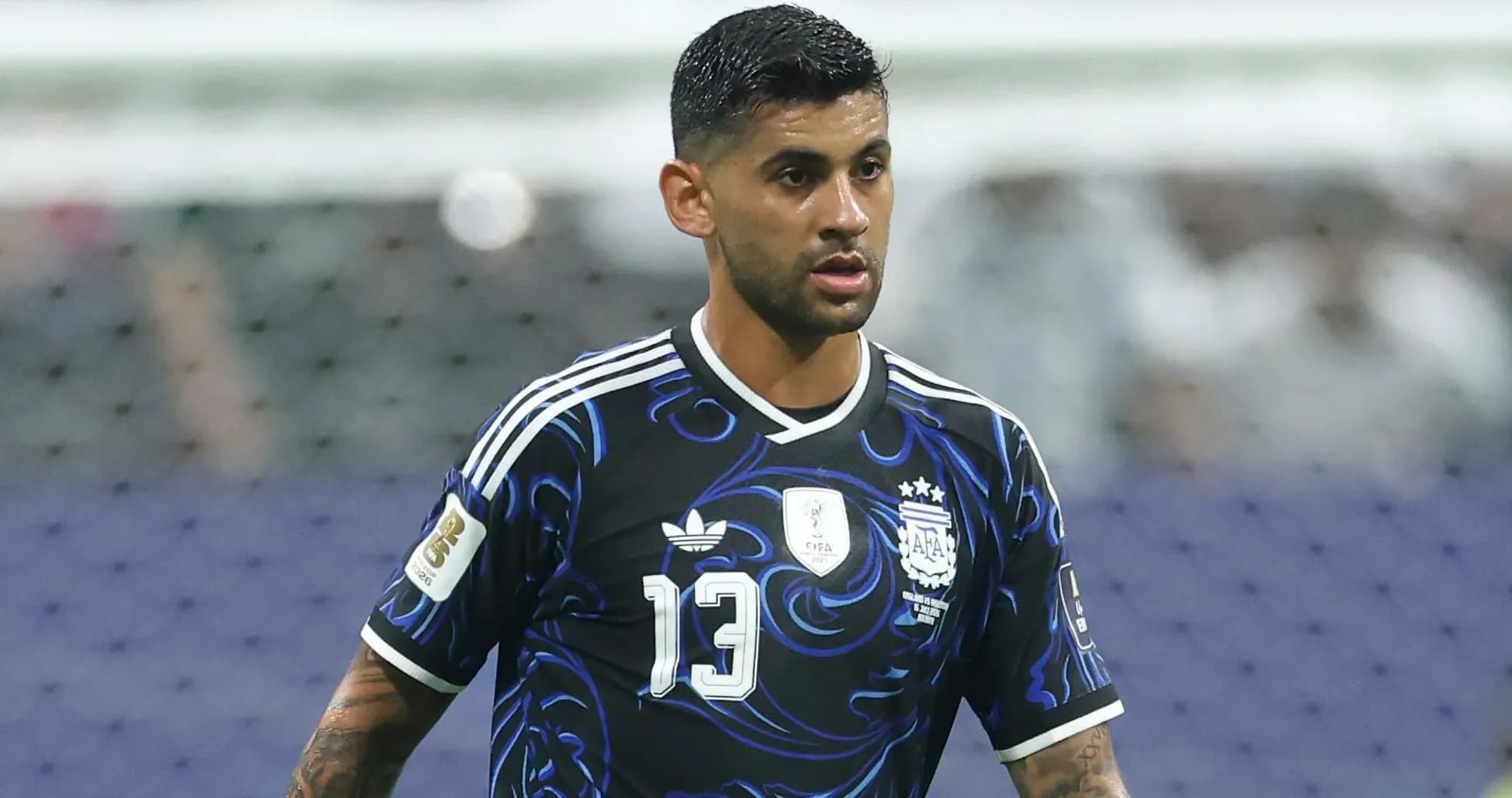 Jugador de Argentina en partido con camiseta negra