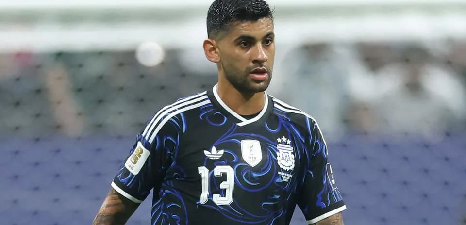 Jugador de Argentina en partido con camiseta negra