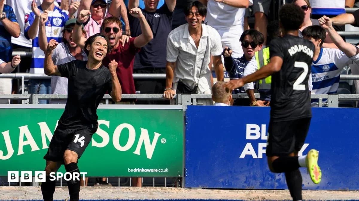 Jugador celebrando un gol con aficionados en el fondo