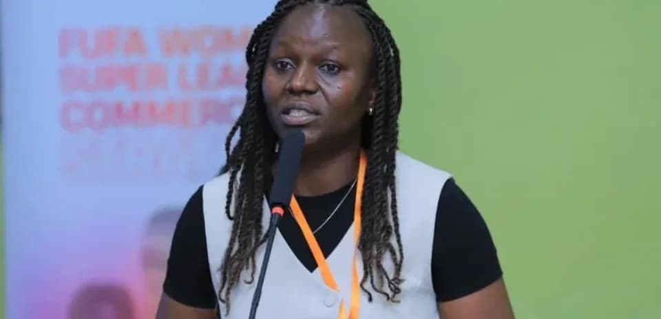 Mujer hablando en conferencia sobre liga femenina