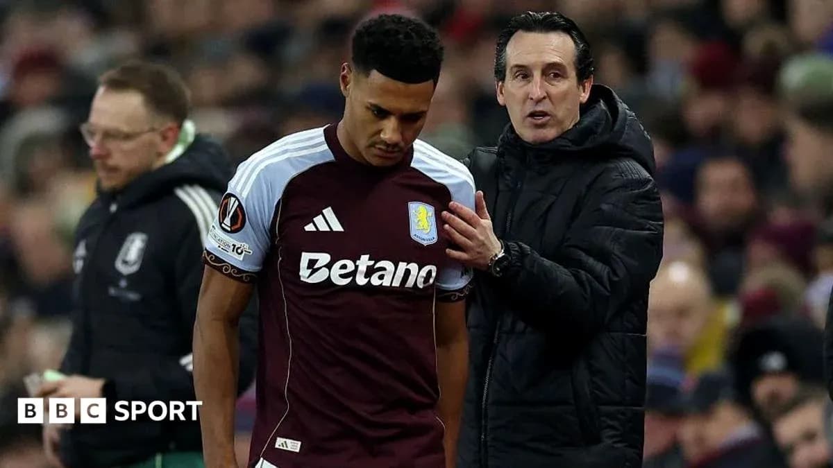 Entrenador habla con jugador durante partido de Europa League