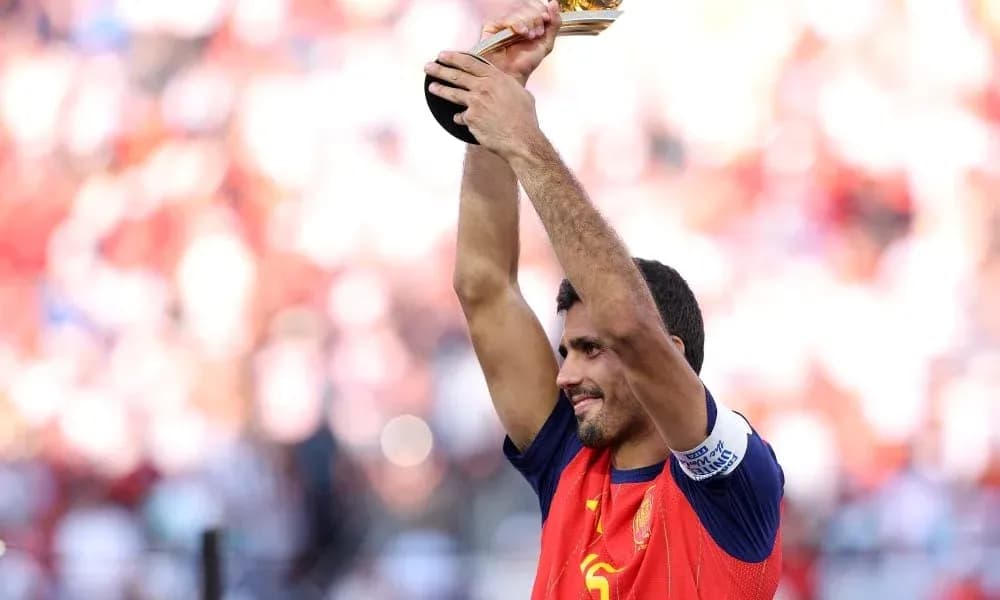 Jugador levantando el trofeo tras ganar el torneo