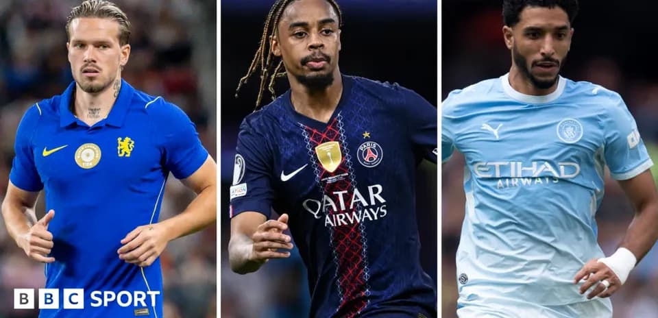 Tres jugadores de fútbol en sus respectivos uniformes