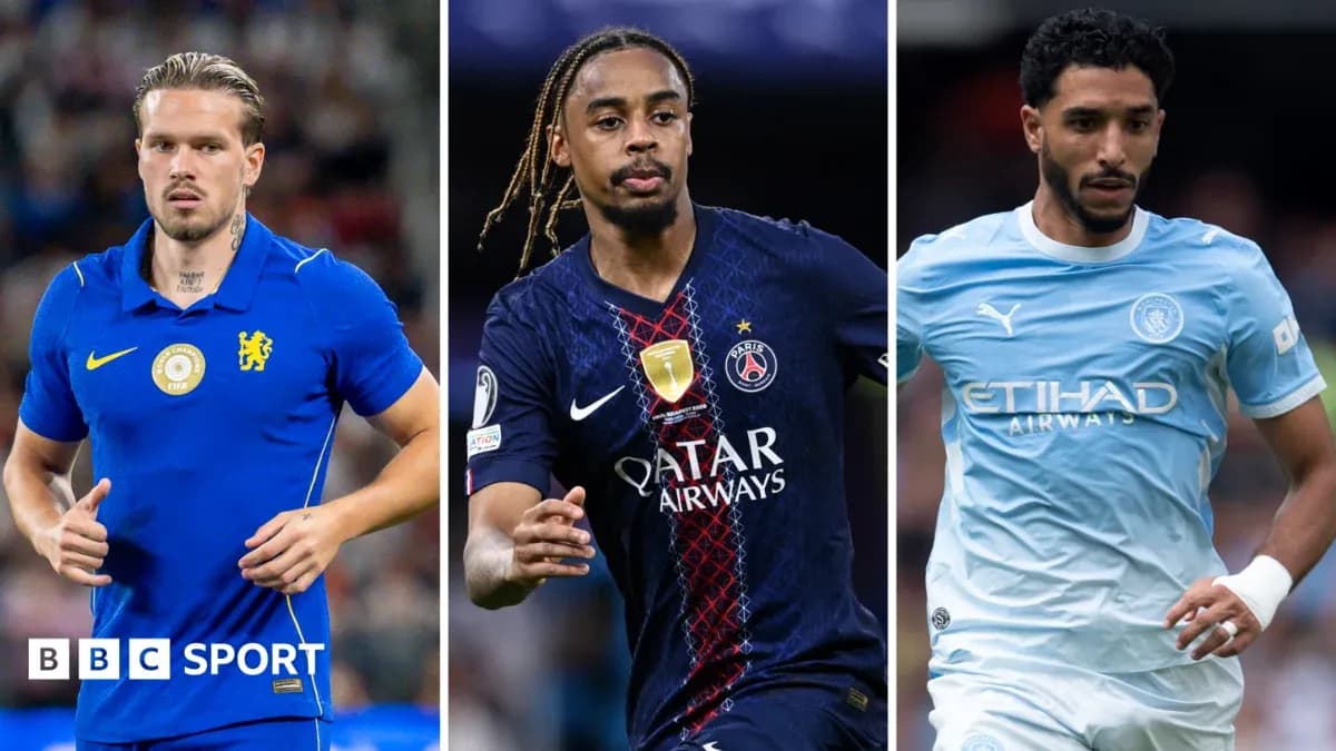 Tres jugadores de fútbol en sus respectivos uniformes