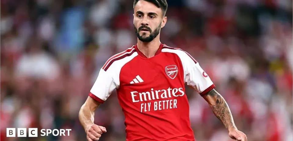 Jugador de Arsenal corriendo en el campo de juego