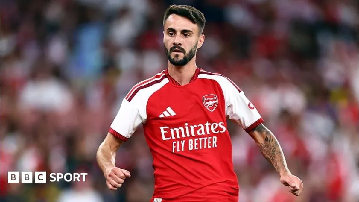 Jugador de Arsenal corriendo en el campo de juego