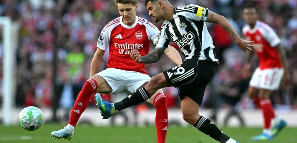 Jugador de Newcastle chutando el balón frente a Arsenal